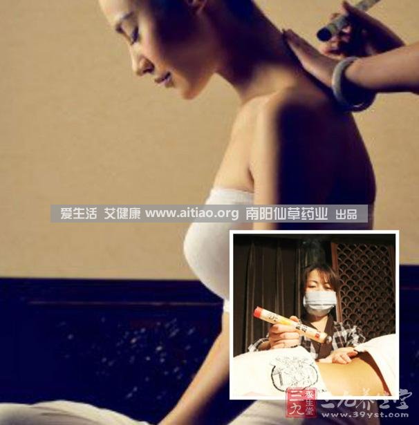 足三里穴是位于外膝的下3寸、脛骨外側(cè)一橫指左右的位置，艾灸10-15分鐘即可，需堅持一段時間，很快可以看到祛濕的效果。